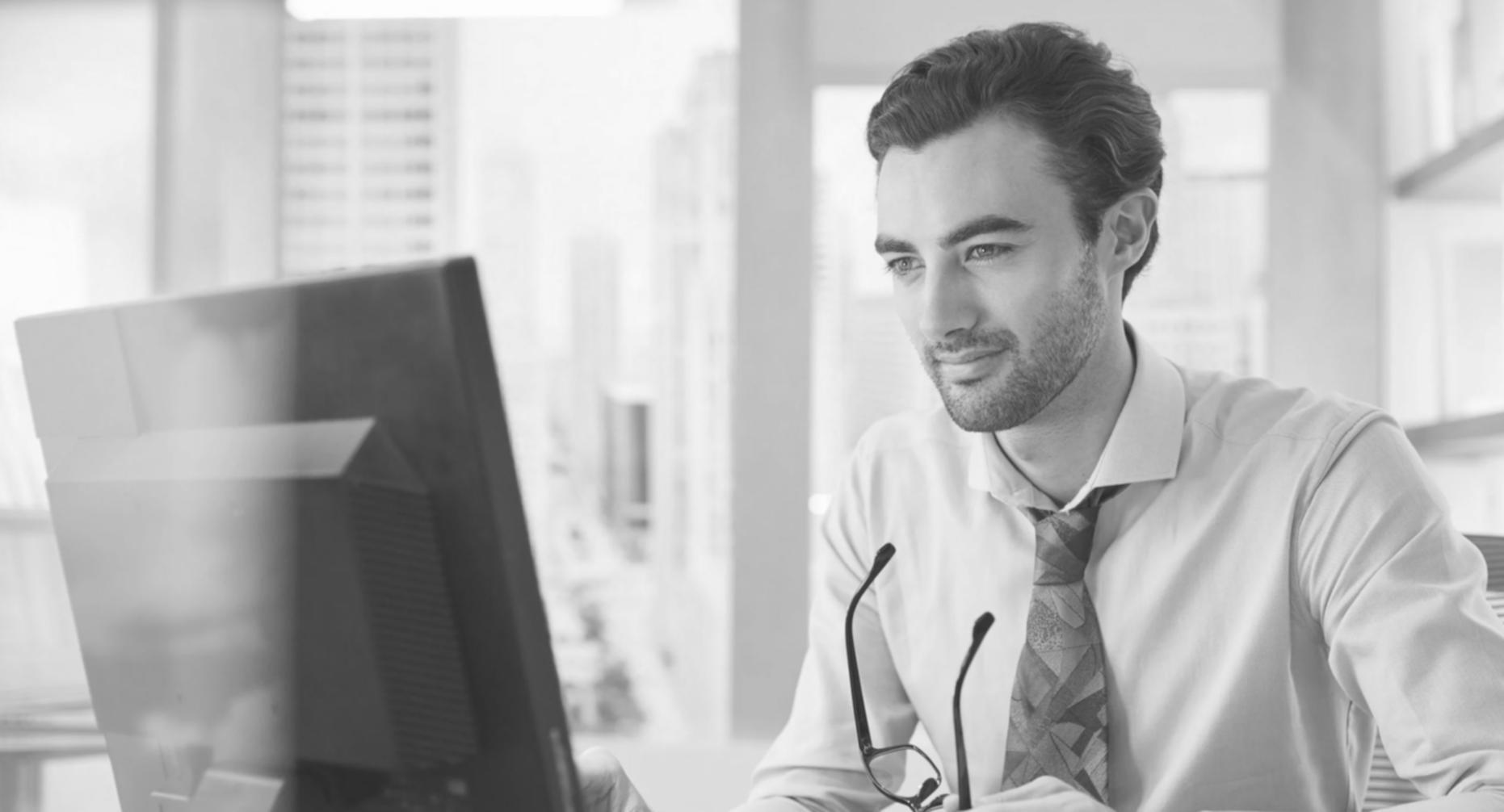 Teilnehmer bei intensivem Austausch während eines Webinars